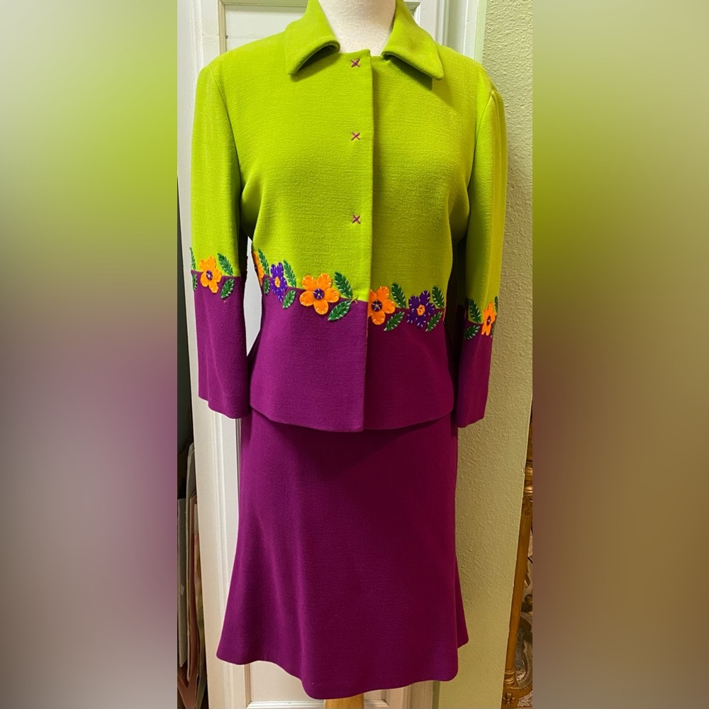 MOSCHINO Cheap and Chic Chartreuse Violet Wool Crepe 2pc Suit Flowers 10 New - Picture 3 of 9